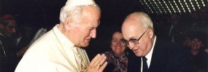 Francisco Canals entrega un volumen de la revista Cristiandad a S. Juan Pablo II, Roma 1989.
